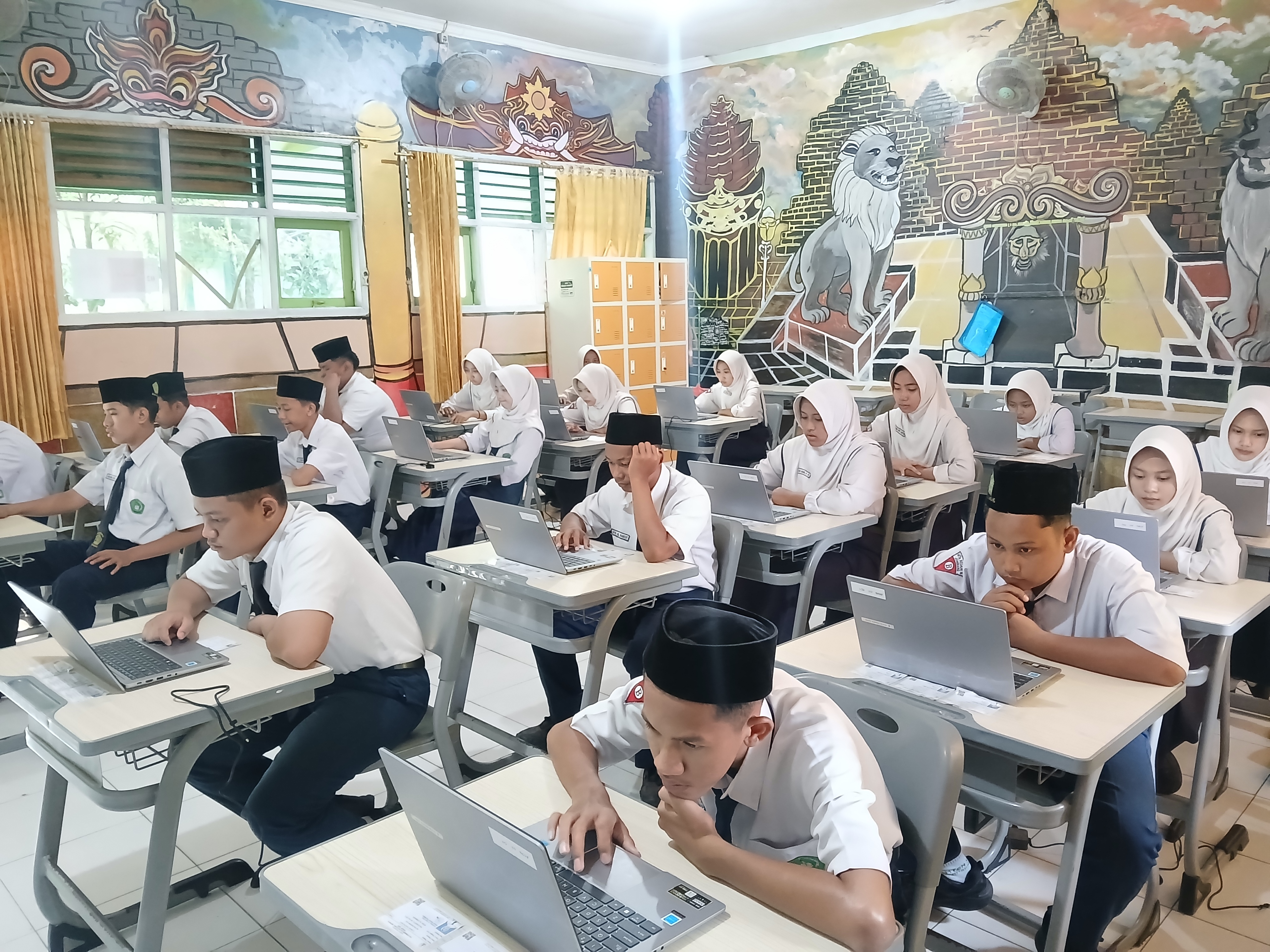 Hari Kedua TKA : MTsN 16 Jombang Berjalan Lancar dan Kondusif